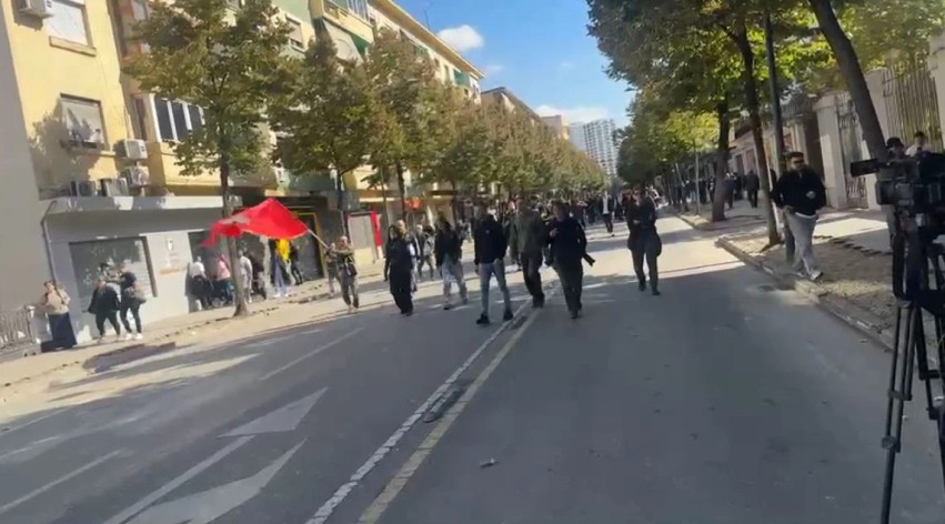 Ndryshim kursi nga Policia në protestë: Kordoni sigurisë tërhiqet nga Ministria e Arsimit