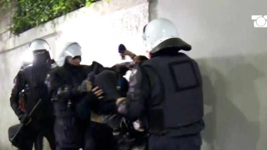 Tensionet në kryeqytet: Forcat e ndërhyrjes së shpejtë ndërhyjnë me dhunë dhe arrestojnë dy të rinj pranë Ambasadës Zvicerane