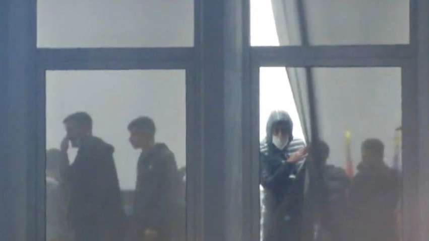 Tensione dhe përplasje në Tiranë: Protestuesit futen në selinë e PD-së, Këlliçi akuzon policinë për sulm me gaz
