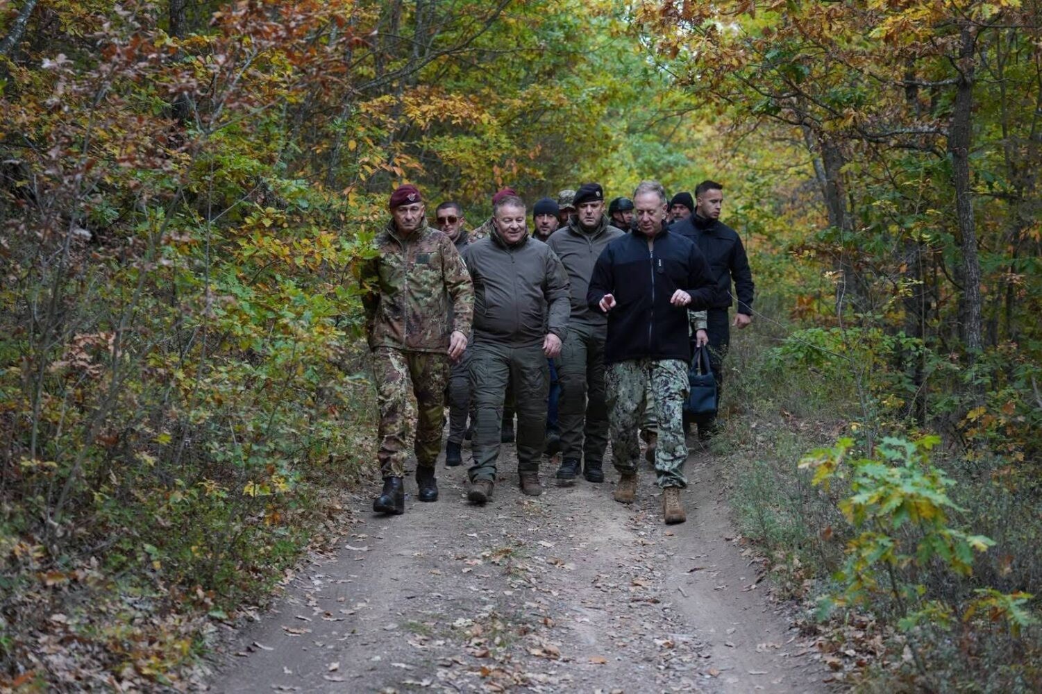 Inspektim në veri: Krerët e NATO-s, KFOR-it dhe Policisë ndjekin nga afër patrullimet e përbashkëta
