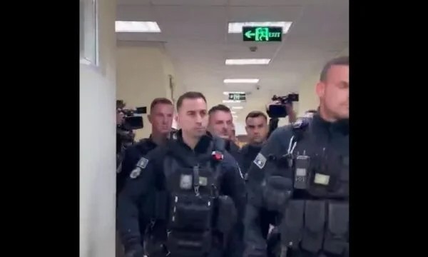 “A ishte e kurdisur?” – Reagon ish-partneri i Arlinda Zekajt para nisjes së seancës gjyqësore për paraburgimin