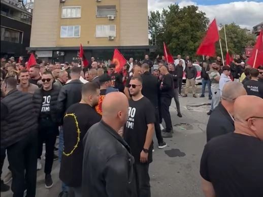 Protestë masive në Shkup: Qytetarët kundërshtojnë vendimin e Gjykatës Speciale për ish-krerët e UÇK-së