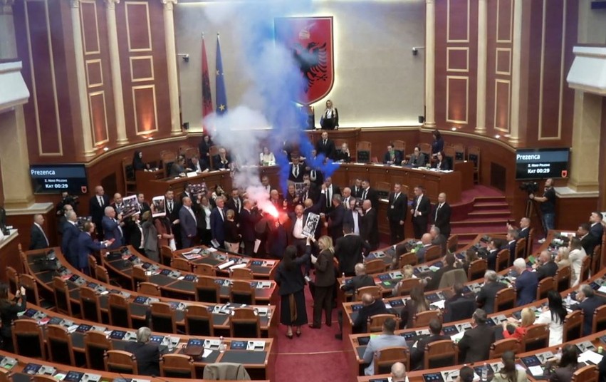 Tensione në Kuvend: PS kërkon përjashtimin e Sali Berishës dhe gjashtë deputetëve të opozitës