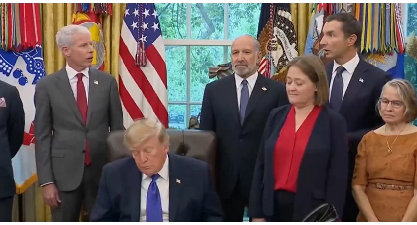 Pamjet e Trump me sytë mbyllur bëhen virale, Shtëpia e Bardhë hedh poshtë akuzat: Kush gënjen për gjumin e presidentit?