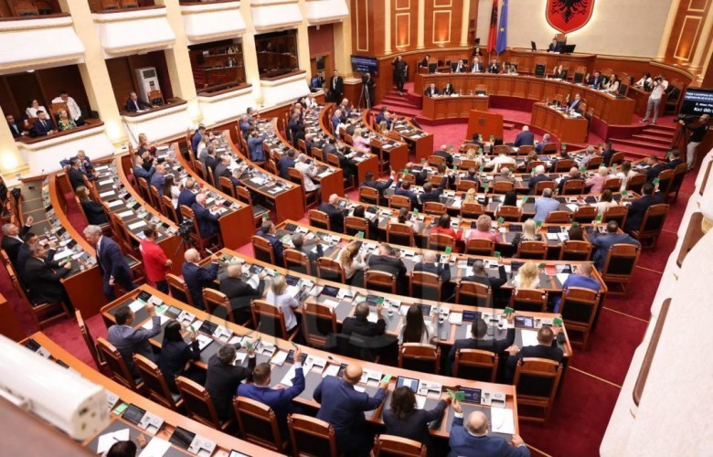 Harta e re administrative e Shqipërisë: Kuvendi miraton me 85 vota reduktimin në 46 bashki mes tensioneve të forta