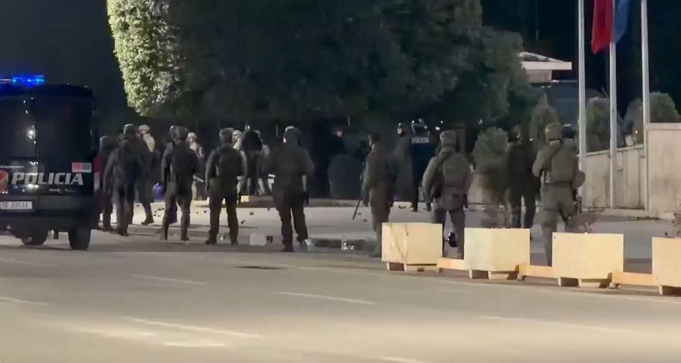 Tensionet në Tiranë: RENEA rrethon Kryeministrinë pas alarmit për të shtëna gjatë protestës