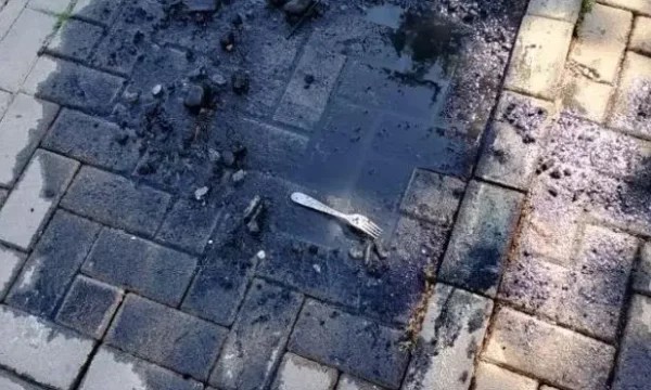 Papërgjegjshmëri në rrjetin e kanalizimit: KRU “Gjakova” nxjerr gurë, çimento dhe madje edhe pirunë nga pusetat
