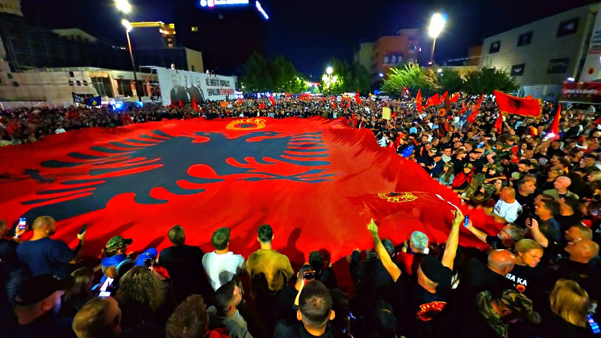 Vazhdojnë protestat në Prishtinë kundër vendimit të Hagës, zbulohen emrat e folësve të natës së 12-të