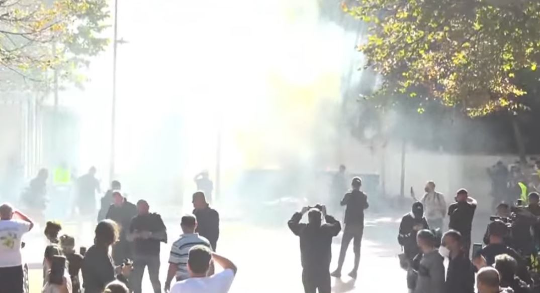 Përshkallëzohet protesta në Tiranë: Hidhni gurë dhe mjete të forta në drejtim të Ministrisë së Arsimit, policia përgjigjet me gaz lotsjellës
