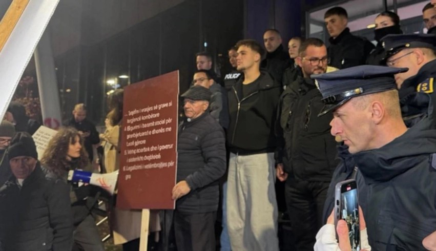 Kërkesë për drejtësi: Familjarët dhe qytetarët protestojnë para ekzekutivit për rastin e Arlinda Zekajt