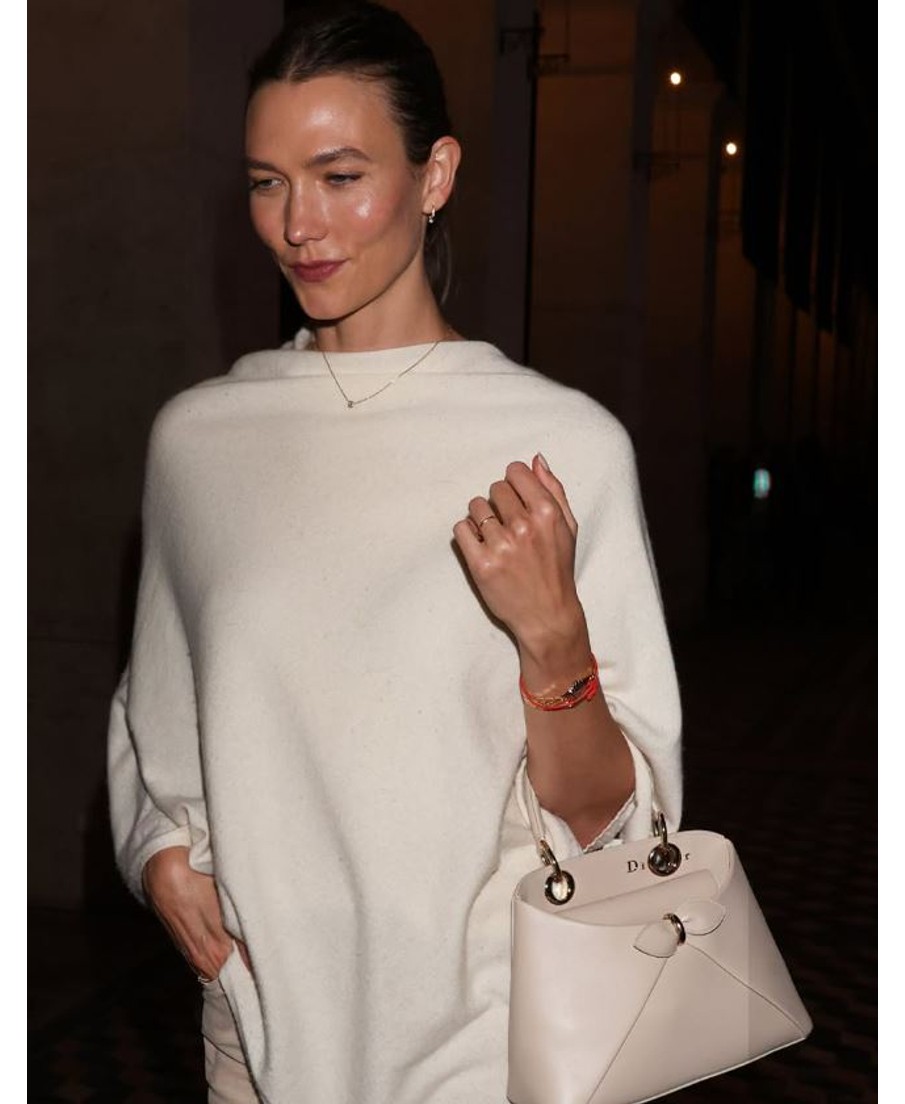 Karlie Kloss shkëlqen në Paris: Detajet e stilit të modeles që pushtuan Javën e Modës