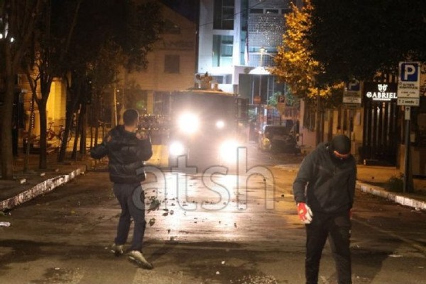 Tensione dhe incidente në Tiranë: Protestuesit e maskuar thyejnë xhamat te Kryesia e Kuvendit