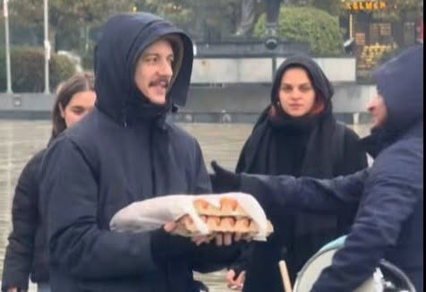 Tensioni para Ekzekutivit: Protestuesit mblidhen me vezë në dorë për drejtësi dhe kërkojnë largimin e dy ministrave