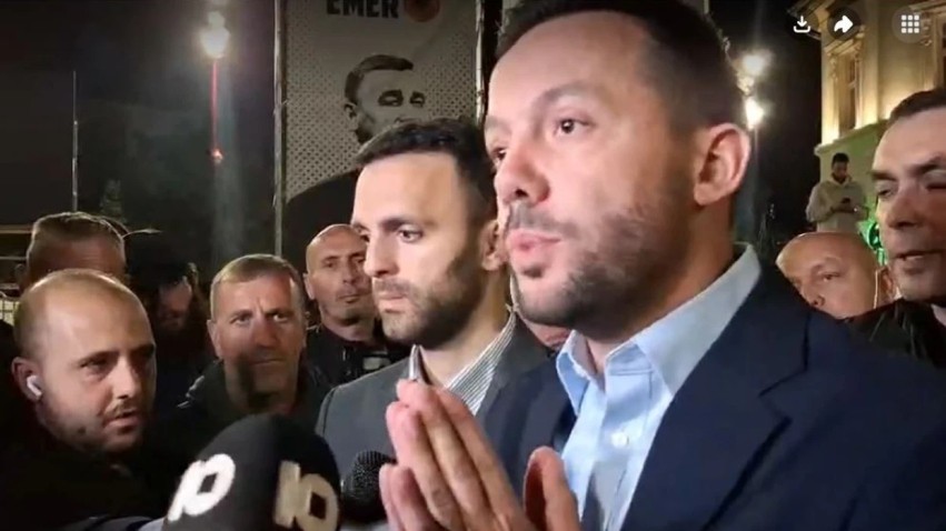 Protesta në shesh, Arian Tahiri i bën thirrje Kurtit dhe Vetëvendosjes të kthehen në Kuvend për votimin e ligjit