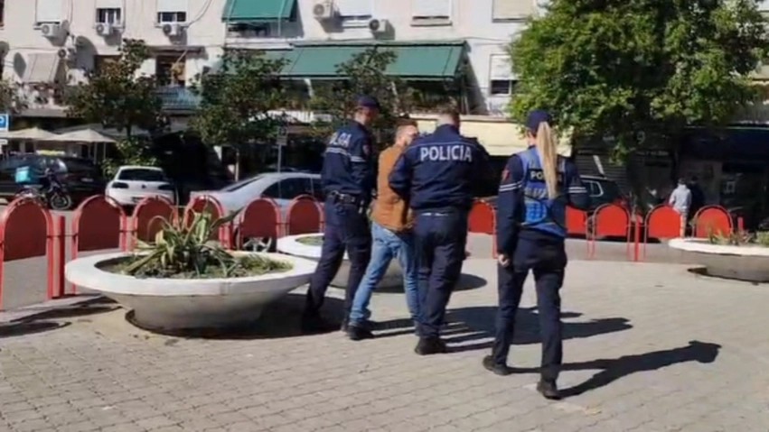 Vazhdojnë protestat në Elbasan: Pjesëmarrje më e ulët, dëmtohet prona publike dhe shoqërohet një person