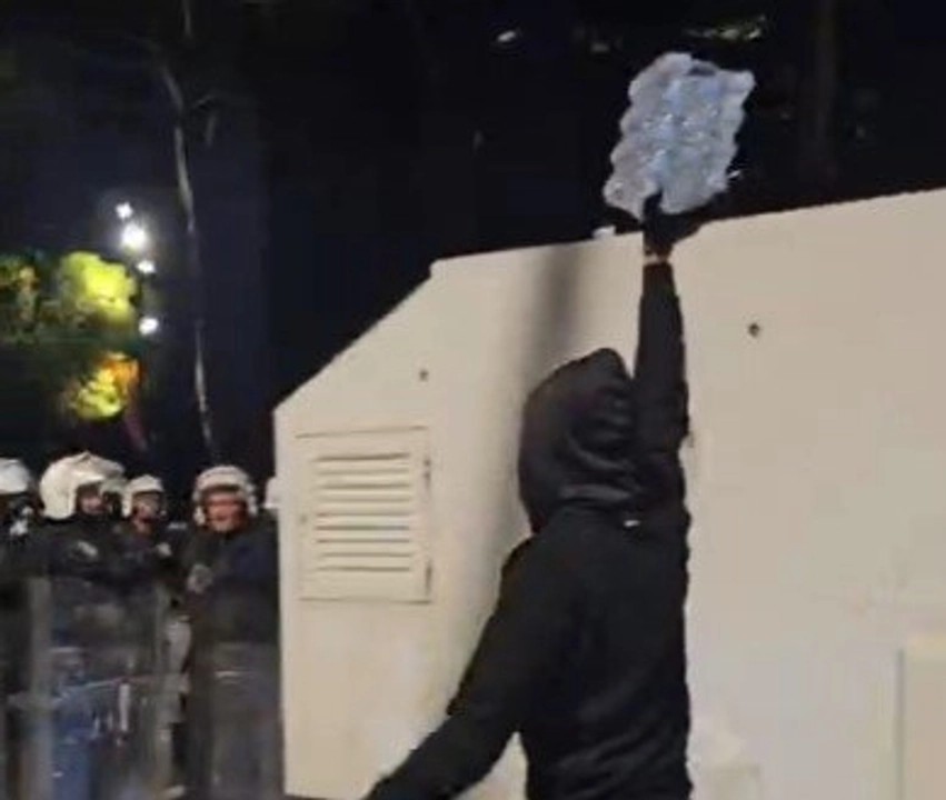 Gjesti njerëzor në mes të tensionit: Protestuesit u ofrojnë ujë efektivëve të Policisë