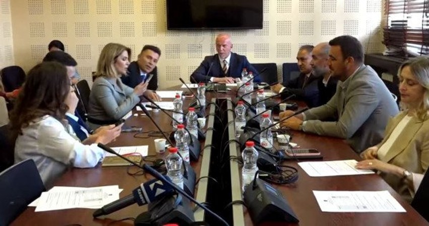 Përplasje në Komisionin për Legjislacion: Opozita braktis mbledhjen për shkak të Gjykatës Speciale