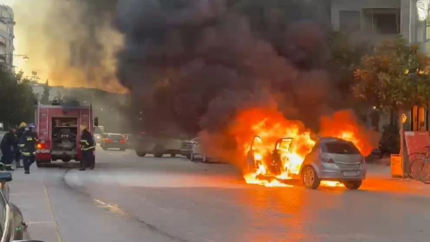Zjarr dhe panik në qendër të Elbasanit: Automjeti shkrumbohet pas një shpërthimi të fortë