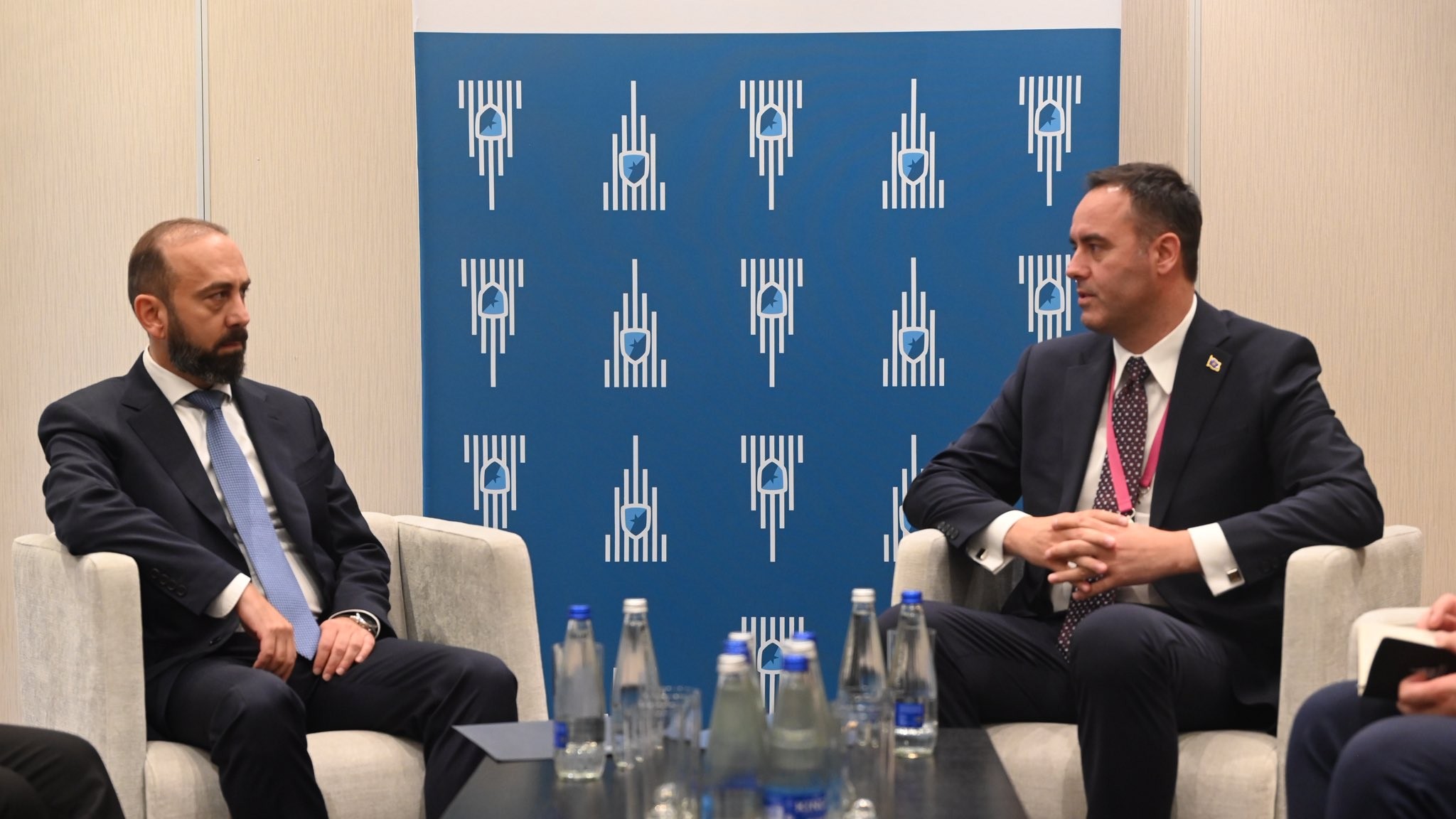 Konjufca takohet me ministrin e Jashtëm të Armenisë në Forumin e Varshavës