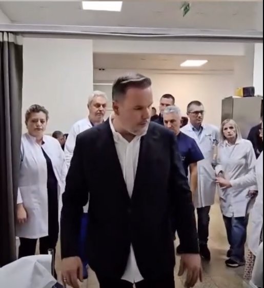 Trazirat në Tiranë, 51 policë të lënduar: Ministri Demo viziton të plagosurit në Spitalin e Traumës