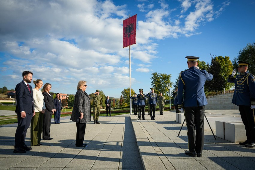 Në vizitën e parë si presidente, Justina Shiroka Pula bën homazhe në Prekaz dhe te figurat historike të vendit