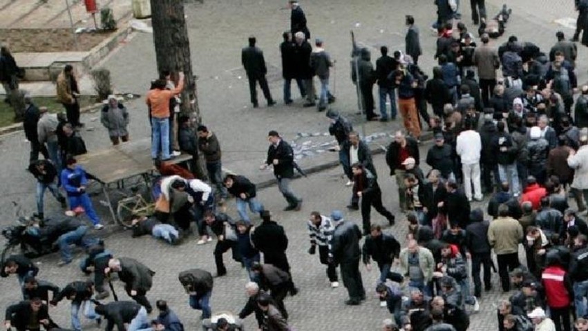 Aktivisti Malo: Nga kriza e bukës te Gërdeci, si na zhytën PS dhe PD në këtë gjendje gjatë katër dekadave