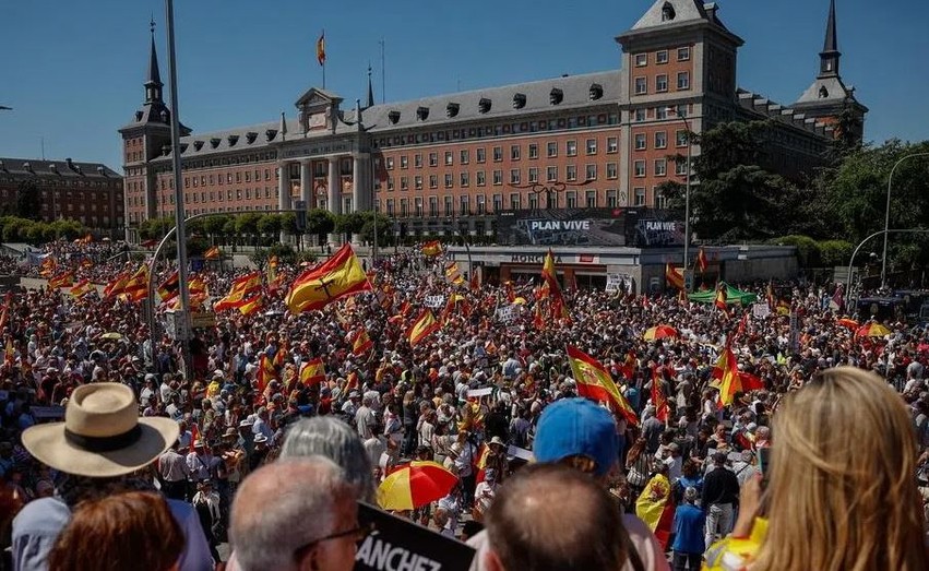 Kriza e emigrantëve në Ceuta: Mijëra qytetarë protestojnë në Madrid dhe kërkojnë largimin e kryeministrit Sanchez