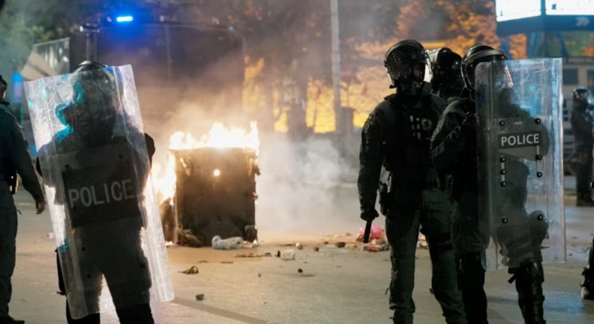 Bilanci i tensioneve në Prishtinë: 20 efektivë të lënduar dhe dy të ndaluar në mbajtje pas protestës para Qeverisë