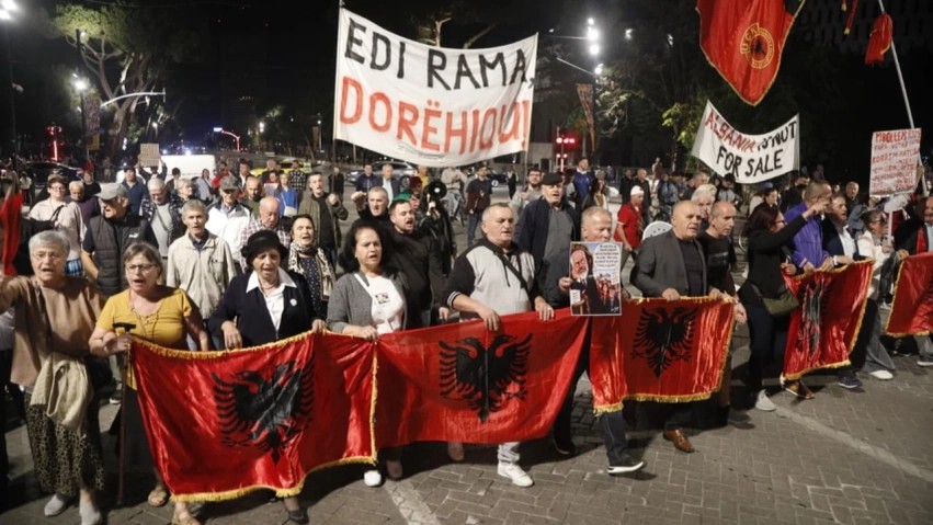 Vala e 128-të e revoltës në Tiranë: Protestuesit zhvendosen nga Kuvendi te Kryeministria me mesazhin e prerë