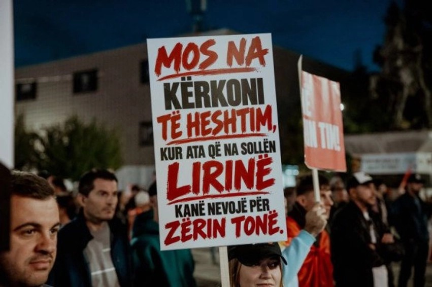 “Ose ligji, ose rënia e qeverisë”: Protestuesit në Prishtinë paralajmërojnë vazhdimin e tubimeve deri në miratimin e ndryshimeve për Specialen