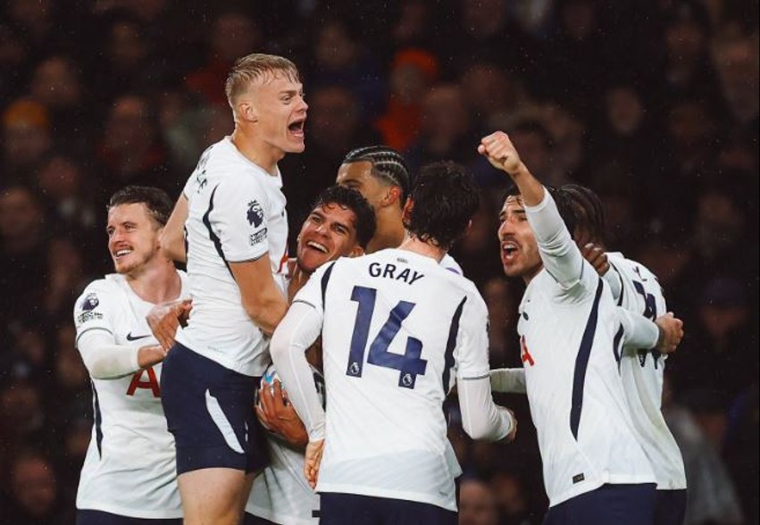 Tottenhami triumfon në derbin e Londrës, mposht Chelsean në minutat e fundit