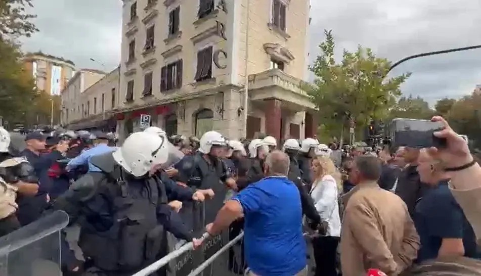 Përplasje dhe gaz lotsjellës para Kuvendit, tensionohet situata gjatë protestës