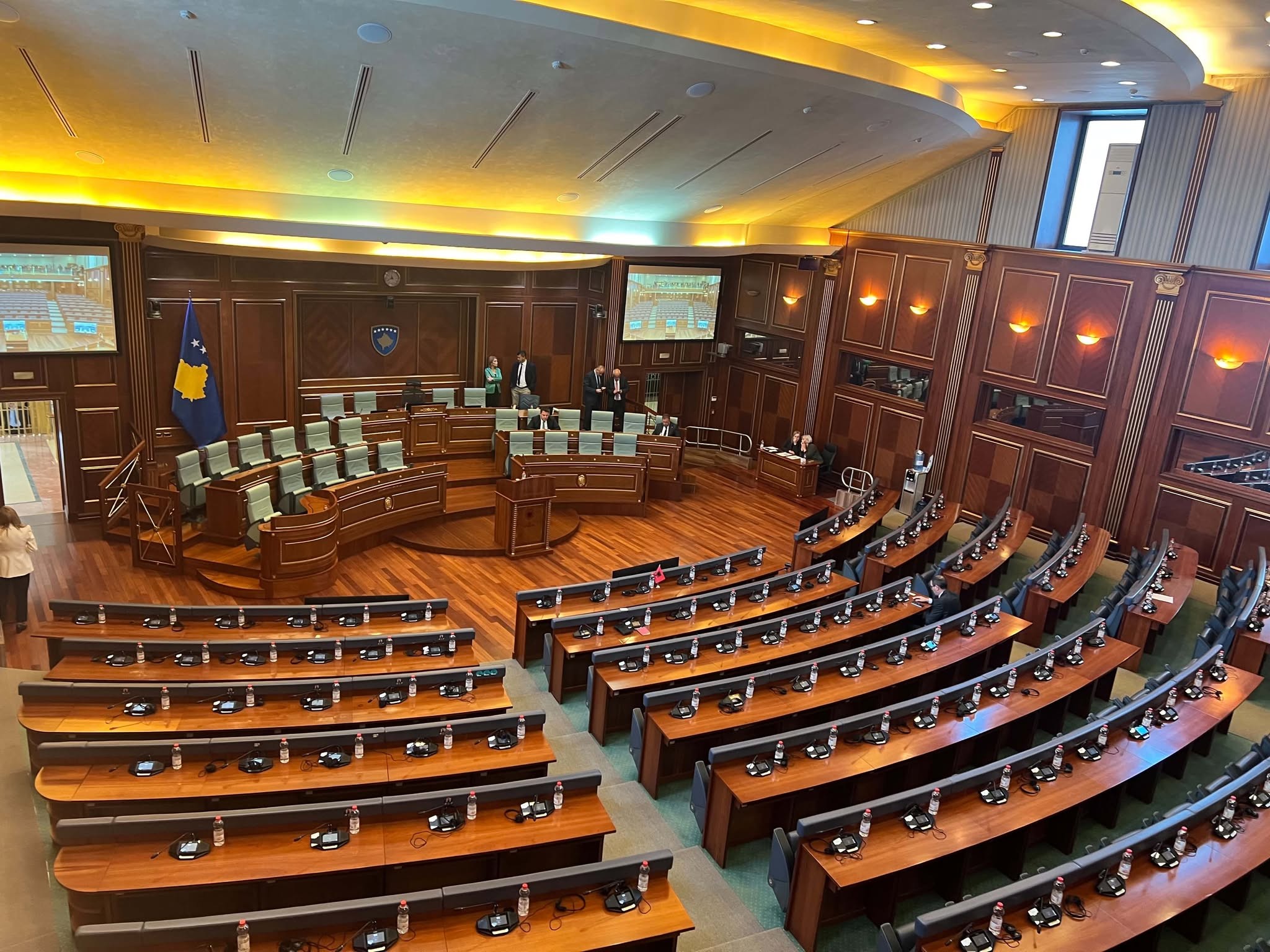 Vonesa në Kuvend: Seanca nis me vetëm një deputet në sallë pas 40 minutash pritje