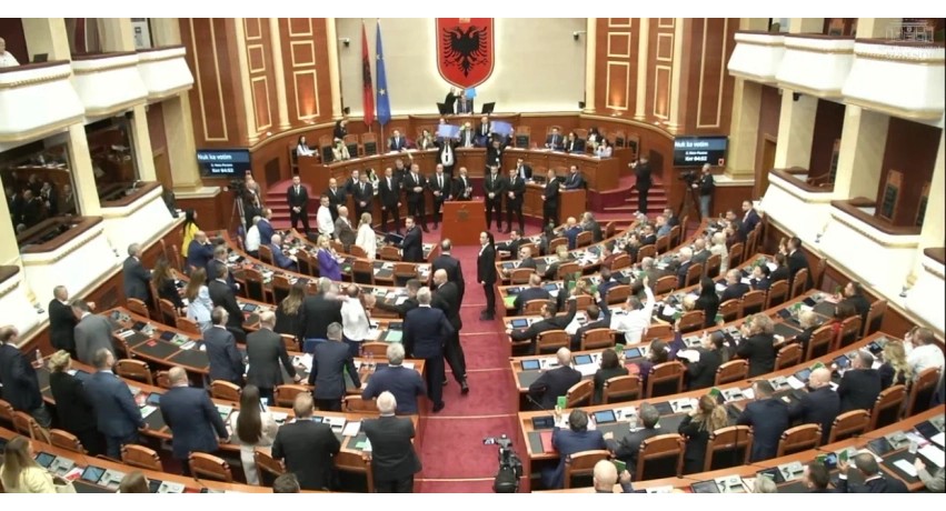 Kaos në Kuvend: Gazment Bardhi përplaset me deputetët e PS, miratohet Reforma Territoriale