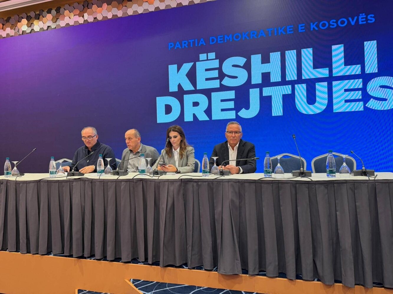 Mblidhet Këshilli Drejtues i PDK-së: Pritet vendimmarrje dhe fjalë për mediat nga Bedri Hamza