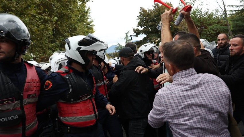 Tensionet para Parlamentit, Policia shoqëron tetë protestues për dhunë ndaj efektivëve