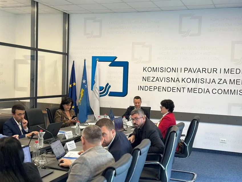 Dritë jeshile për “Radio Policia”: KPM-ja miraton transmetimin eksperimental, në fokus njoftimet e trafikut