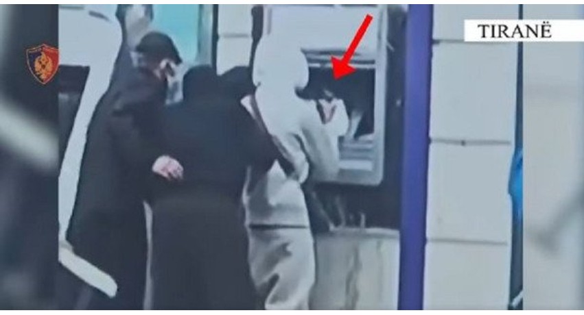 Tiranë: Identifikohet dhe ndalohet i mituri që tentoi të grabiste bankomatin në rrugën "Luigj Gurakuqi"