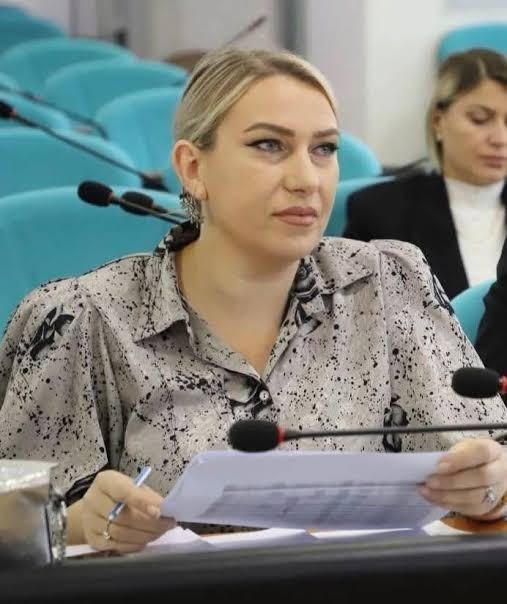 Vushtrri: Qarkullimi i kamionëve në qendër po shkatërron kalldrëmin dhe bllokon trafikun, reagon Cecelia