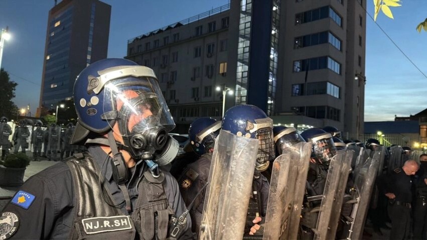Tensione në Prishtinë, OVL-UÇK i kërkon Policisë të ndalë dhunën ndaj qytetarëve dhe fëmijëve të dëshmorëve