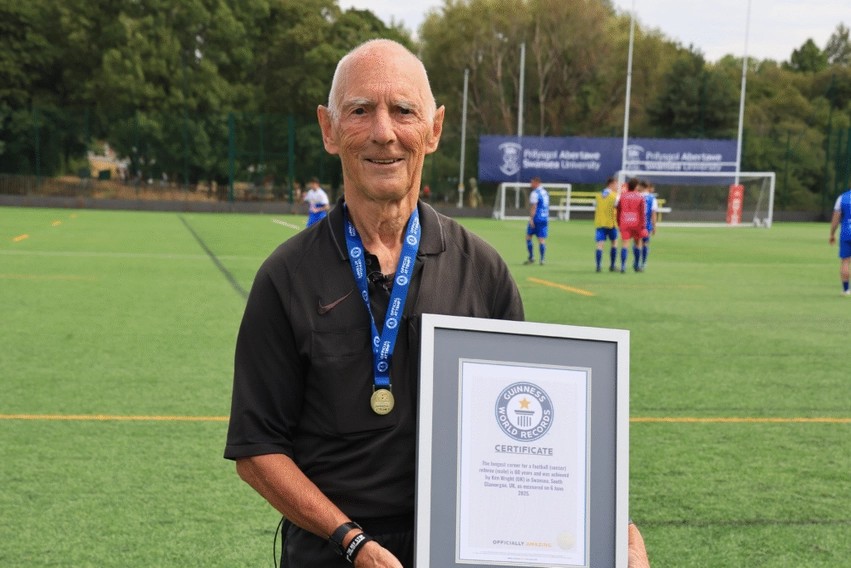 Historia e jashtëzakonshme: 78-vjeçari që mban rekordin botëror si arbitri më jetëgjatë në futboll