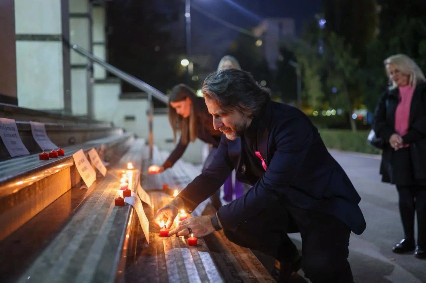 Tragjedia në Pejë: Përparim Rama ndez qirinj për Arlinda Zekajn dhe kërkon llogaridhënie institucionale