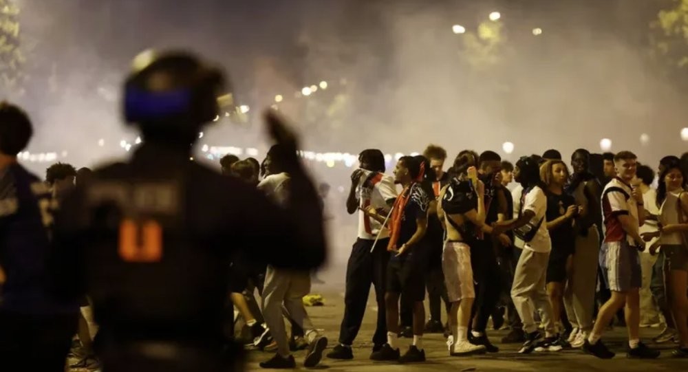 Pas trazirave të dhunshme në Francë: Parisin e mbulon heshtja, ndërsa Italia mobilizon ushtrinë