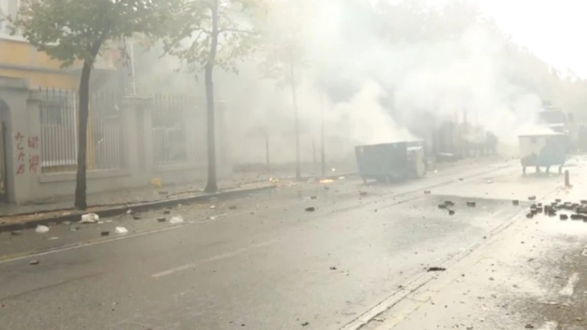 Tensione të larta në protestë: Hedhja e molotovëve përplaset me ndërhyrjen e forcave të rendit