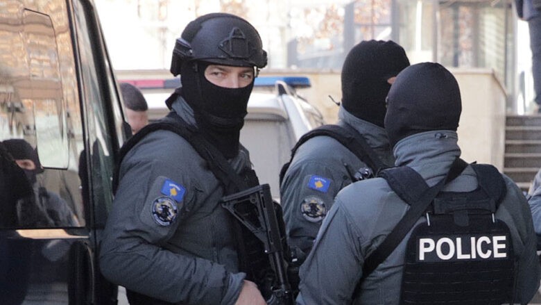 Goditen qendrat ilegale të thirrjeve: Nëntë të arrestuar në Kosovë për mashtrim me kriptovaluta ndaj shtetasve suedezë