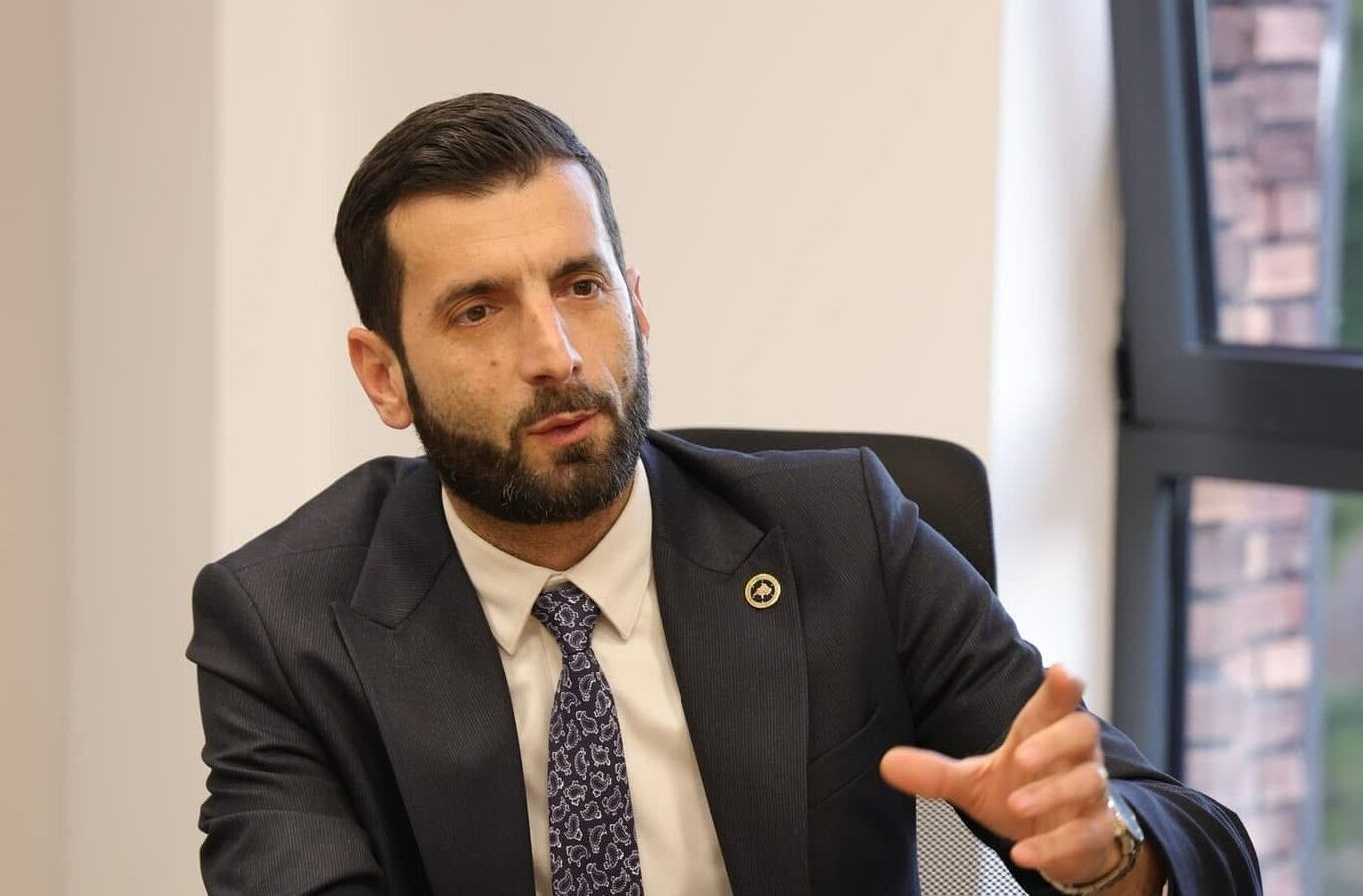 Analisti Demhasaj vë në pikëpyetje qëndrimet e PDK-së: Pse po i bëhet 'argati' Kurtit?