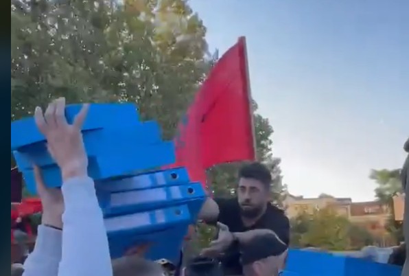 Aksion në oborrin ekzekutiv: Protestuesit fusin dosjet e Ligjit të Speciales brenda Qeverisë