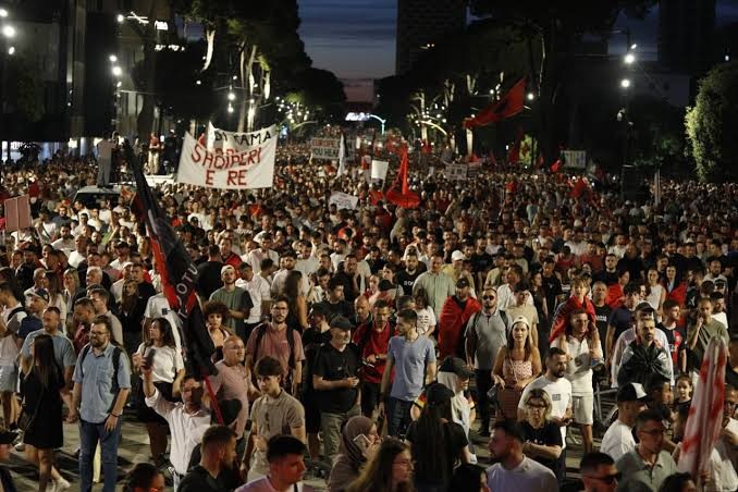 Protesta e 130-të në Tiranë: Aktivistët mobilizohen për një tubim masiv para Kuvendit