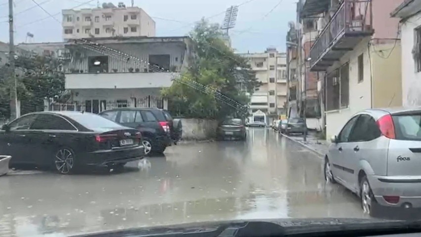 Moti i keq paralajmëron rrezik në Vlorë: Rrugët e përmbytura dhe shqetësimi i banorëve për pusetat e bllokuara