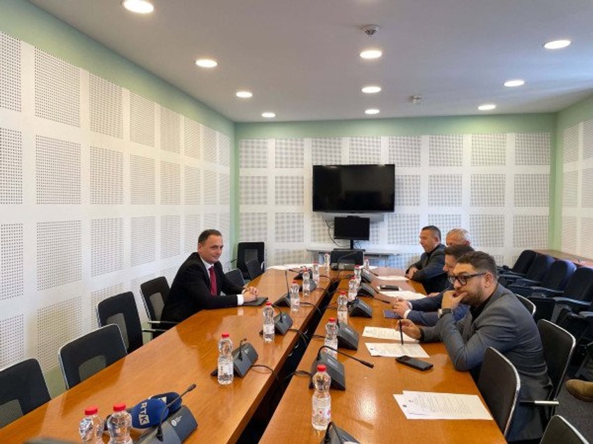 Petrit Ajeti para deputetëve, kreu i AKI-së raporton pas dyerve të mbyllura